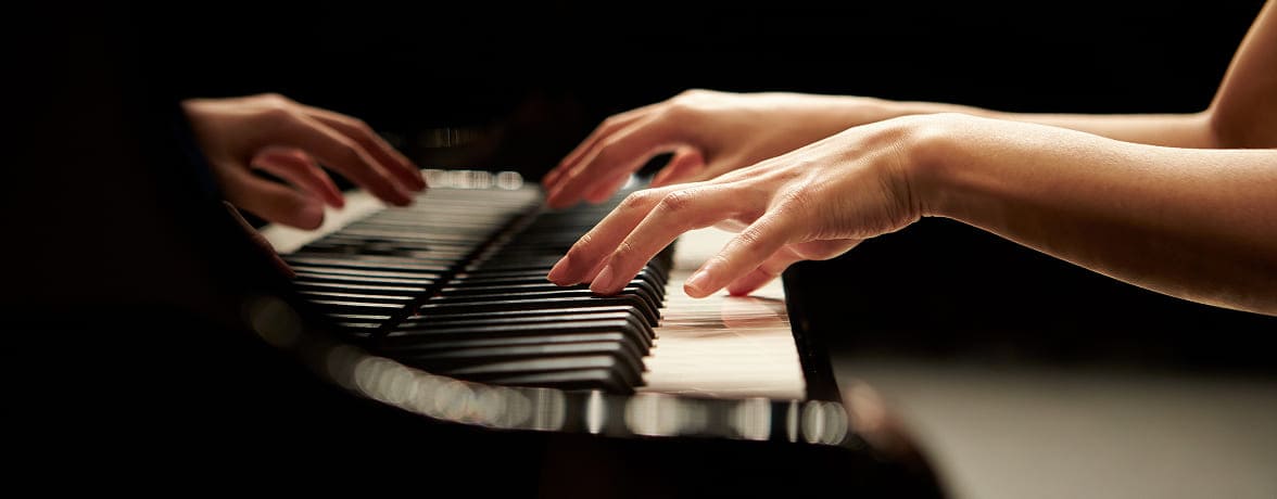 ピアノを弾く手元