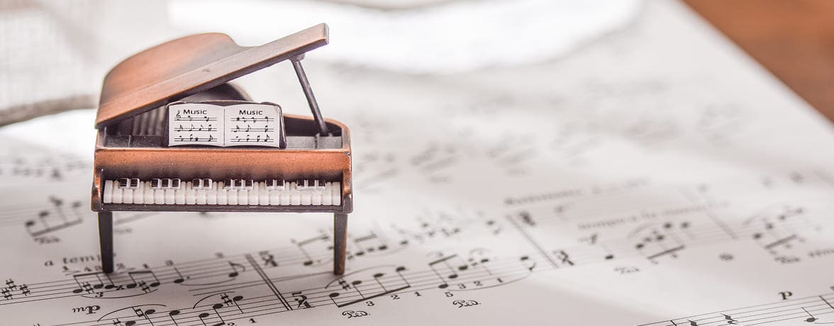 ピアノのフィギュアと楽譜